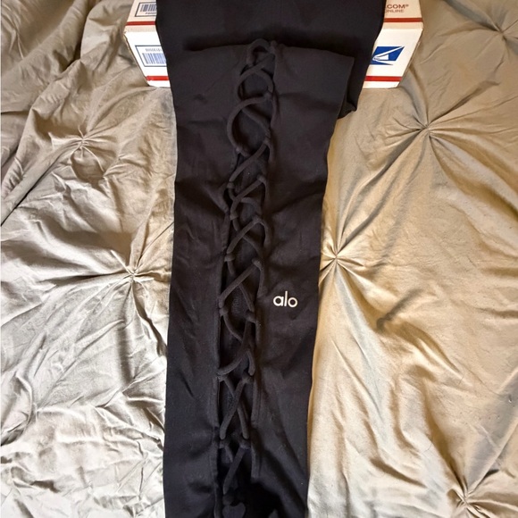 ALO Yoga Pants - ALO Yoga Black High-Rise Leggings with Subtle Logo